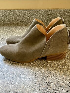 Kenneth Cole Reaction Women’s Suede Low Heel Booties - size 11